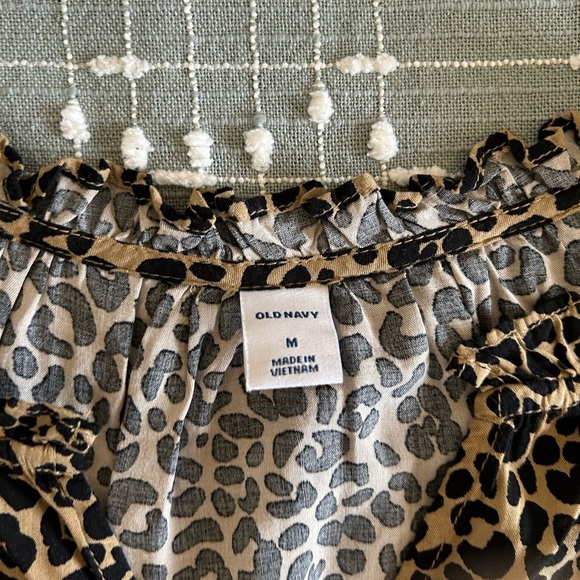 Old Navy Leopard print long sleeve blouse size M - Picture 2 of 5